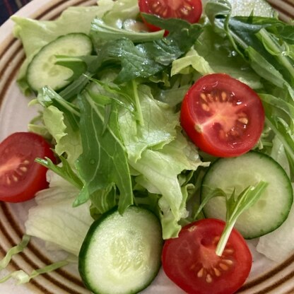 こんにちは
今日は暑いですねー
　
大葉がなかったので、水菜で代用です。
彩りキレイなサラダ〜
美味しく出来ました(๑˃̵ᴗ˂̵)